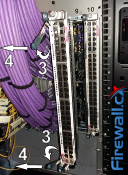 Nexus 7000 module – Swinging the ejector levers and pulling the module out